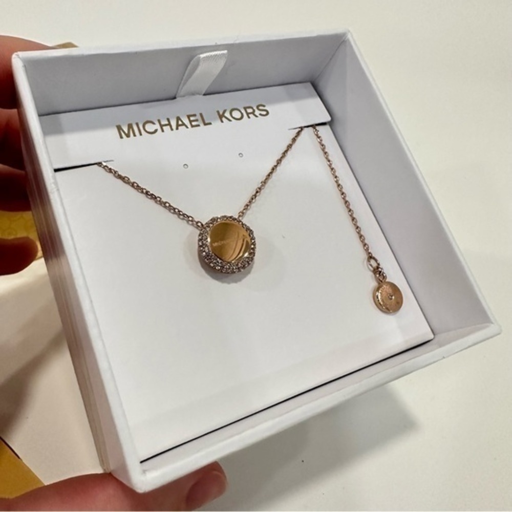 NEW Michael Kors Crystals Paved Disc Medallion Necklace Rose Gold - Picture 5 of 9